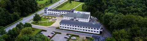 Dronebillede af Hotel Juelsminde Strand en sommerdag