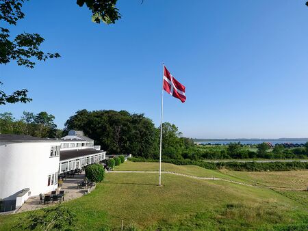 Hotel Juelsminde Beach Hinterhof Fahnenmast Dänische Flagge