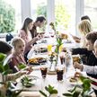 Spisende gæster i restauranten til fest