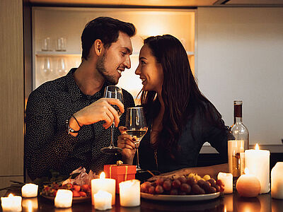 Junges Paar genießt einen romantischen Abend zum Valentinstag